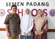 Nayla Irza Ramadhani foto bersama dengan Ketua Yayasan Igasar Semen Padang , Hasfi Rafiq, dan Kepala SMA Semen Padang, Moethia Varina Oemar, beberapa waktu lalu. (dok. Humas Semen Padang)