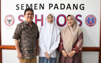 Nayla Irza Ramadhani foto bersama dengan Ketua Yayasan Igasar Semen Padang , Hasfi Rafiq, dan Kepala SMA Semen Padang, Moethia Varina Oemar, beberapa waktu lalu. (dok. Humas Semen Padang)