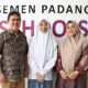 Nayla Irza Ramadhani foto bersama dengan Ketua Yayasan Igasar Semen Padang , Hasfi Rafiq, dan Kepala SMA Semen Padang, Moethia Varina Oemar, beberapa waktu lalu. (dok. Humas Semen Padang)