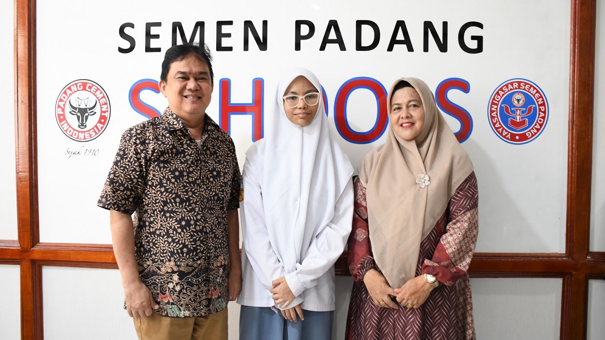 Nayla Irza Ramadhani foto bersama dengan Ketua Yayasan Igasar Semen Padang , Hasfi Rafiq, dan Kepala SMA Semen Padang, Moethia Varina Oemar, beberapa waktu lalu. (dok. Humas Semen Padang)