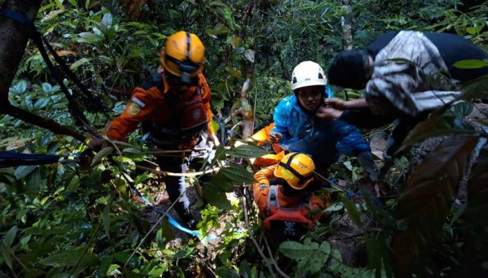 Mobil Masuk Jurang di Flyover Kelok Sembilan, Dua Korban Selamat Dievakuasi
