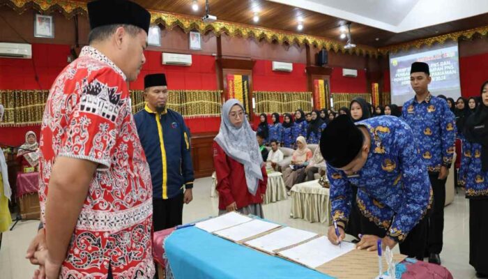 Wali Kota Pariaman Serahkan SK dan Ambil Sumpah 150 PNS