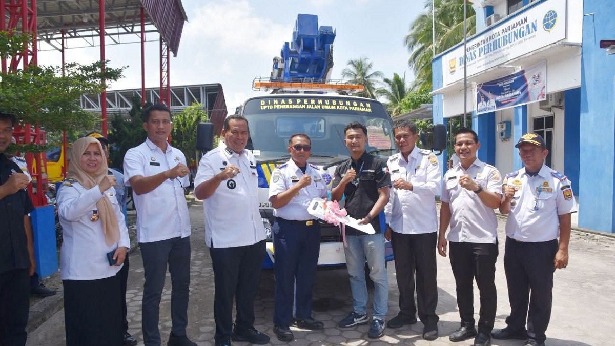 Wali Kota Pariaman Yota Balad uji mobil Skylift. (dok. istimewa)