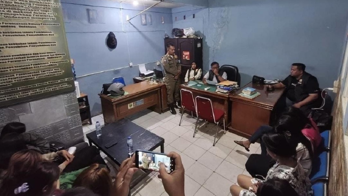 Wanita malam diamankan oleh Satpol PP Damkar Pariaman. (dok. istimewa)
