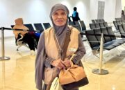 Andre Rosiade Berangkatkan Ema Umrah, Penarik Becak Sampah yang Setia Lambaikan Tangan pada Jemaah Haji Sumbar