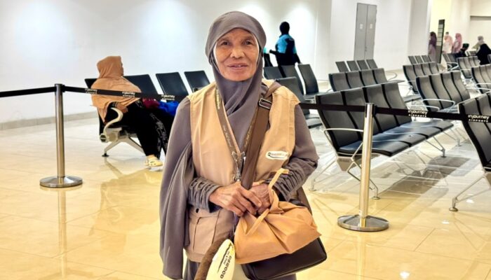 Andre Rosiade Berangkatkan Ema Umrah, Penarik Becak Sampah yang Setia Lambaikan Tangan pada Jemaah Haji Sumbar