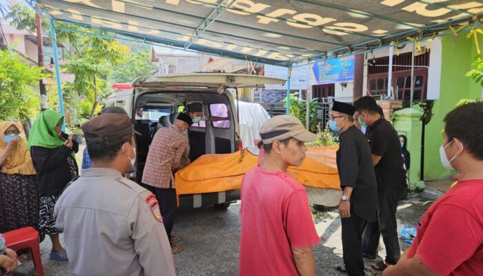 Warga Cium Bau Menyengat, Lansia 71 Tahun Ditemukan Tewas Membusuk di Rumahnya di Padang