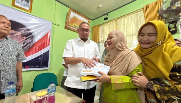 Andre Rosiade Bantu Rp60 Juta untuk 3 Alumni MAS Ar Risalah Padang yang Lolos ke Universitas Al Azhar Mesir