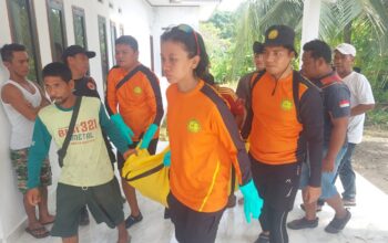 Evakuasi jenazah korban hanyut di Batang Mangur, Padang Pariaman. (dok. Basarnas Padang)