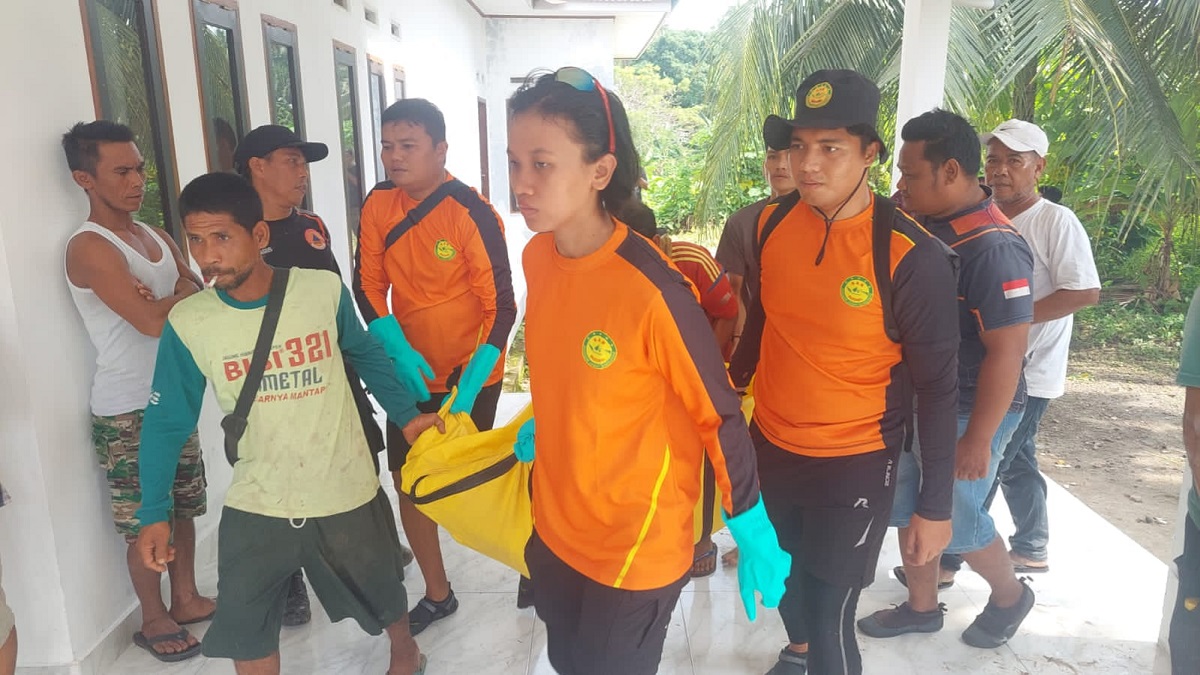 Evakuasi jenazah korban hanyut di Batang Mangur, Padang Pariaman. (dok. Basarnas Padang)