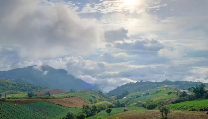 BMKG: Cuaca Sumbar Didominasi Cerah Berawan, Potensi Hujan Lokal Masih Ada