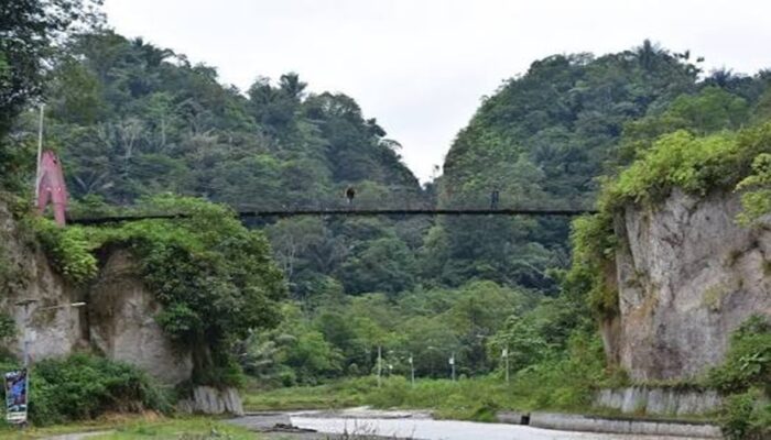 Sungai Ngarai Sianok Meluap Dini Hari, 11 KK Terdampak di Bukittinggi