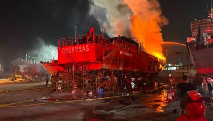 Kapal Basarnas Mentawai Terbakar Saat Docking di Muara Baru Jakut