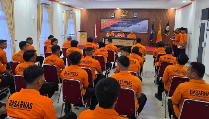 Tingkatkan Kesiapsiagaan, Kantor SAR Padang Gelar Latihan SAR di Pantai Carolina