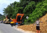 DPUPR Padang Gerak Cepat Bersihkan Longsor Gunung Padang
