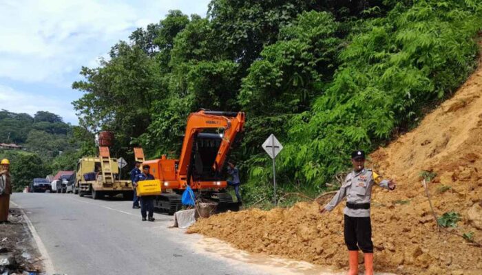 DPUPR Padang Gerak Cepat Bersihkan Longsor Gunung Padang