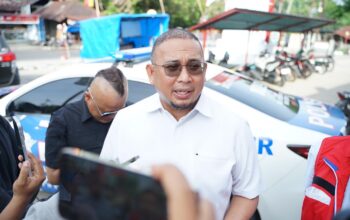 Andre Rosiade diwawancarai terkait Semen Padang FC saat sidak di SPBU Kapuh Pessel. (dok. istimewa)