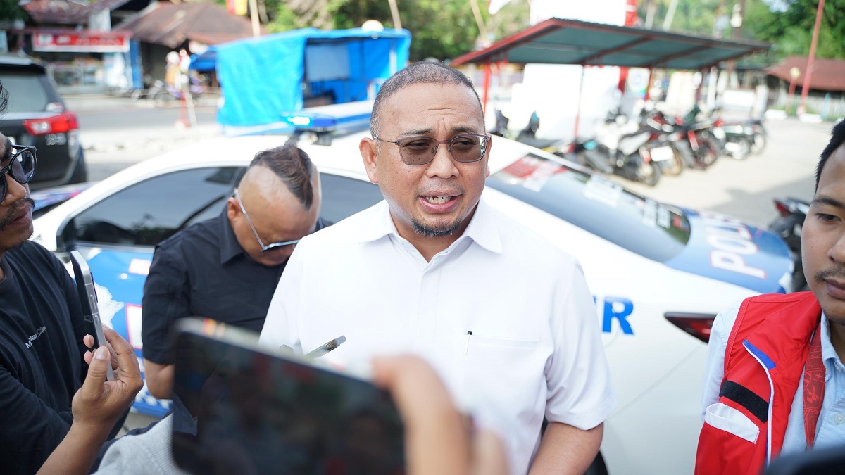 Andre Rosiade diwawancarai terkait Semen Padang FC saat sidak di SPBU Kapuh Pessel. (dok. istimewa)