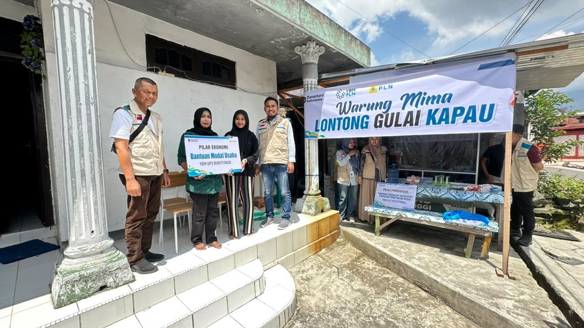 Bantuan dari YBM PLN Bukittinggi serahkan bantuan. (dok. istimewa)