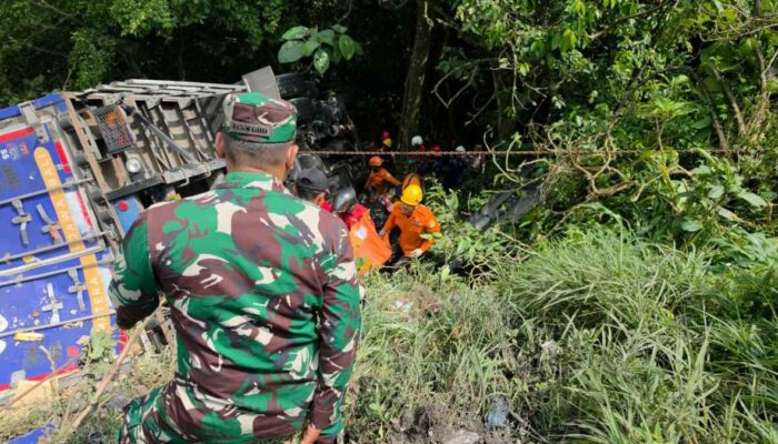 Truk Colt Diesel Rem Blong di Padang Panjang, Satu Orang Meninggal Terjepit
