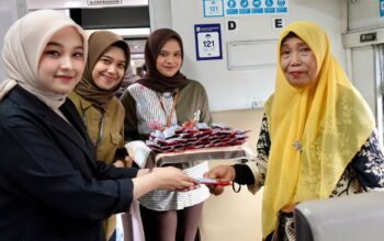 Semarak HJK Padang ke-357, KAI Divre II Sumbar Sapa Pelanggan dengan Berbagi Apresiasi di Stasiun Padang