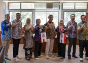 Direksi Semen Padang melepas dua atlet yang mewakili Indonesia pada Kejuaraan Pencak Silat di Vietnam. (dok. istimewa)