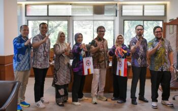 Direksi Semen Padang melepas dua atlet yang mewakili Indonesia pada Kejuaraan Pencak Silat di Vietnam. (dok. istimewa)
