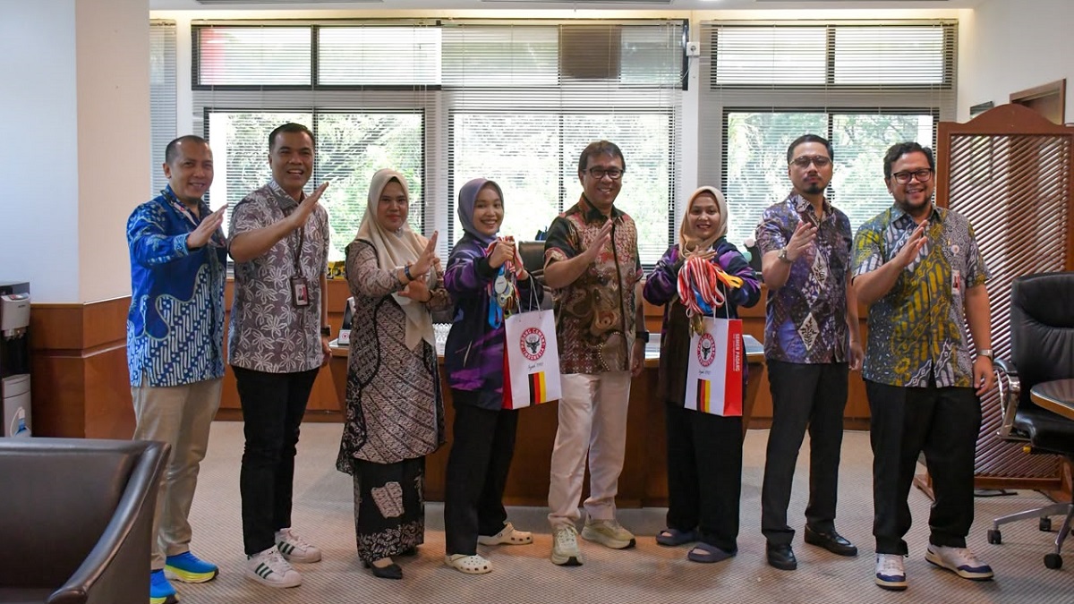 Direksi Semen Padang melepas dua atlet yang mewakili Indonesia pada Kejuaraan Pencak Silat di Vietnam. (dok. istimewa)