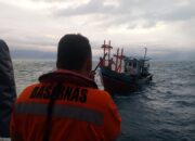 Dua kapal mati mesin di perairan Padang berhasil dijangkau Tim Basarnas Padang. (dok. istimewa)