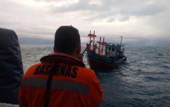 Dua kapal mati mesin di perairan Padang berhasil dijangkau Tim Basarnas Padang. (dok. istimewa)