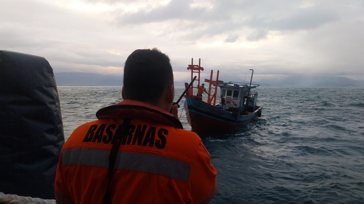 Dua kapal mati mesin di perairan Padang berhasil dijangkau Tim Basarnas Padang. (dok. istimewa)