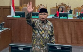 Eks Menag Yaqut lambaikan tangan sebelum sidang dimulai. (dok. istimewa)