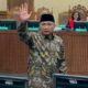 Eks Menag Yaqut lambaikan tangan sebelum sidang dimulai. (dok. istimewa)