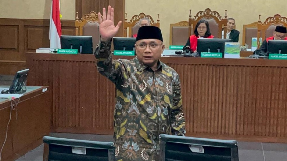 Eks Menag Yaqut lambaikan tangan sebelum sidang dimulai. (dok. istimewa)