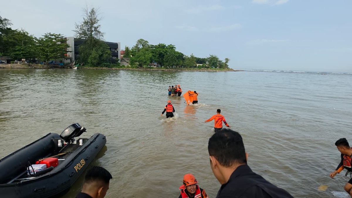 Evakuasi bocah yang hanyut di Air Tawar oleh Basarnas Padang. (dok. Basarnas Padang)