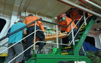 Evakuasi ibu hamil dari KM Ambu-ambu oleh Basarnas Padang. (dok. istimewa)
