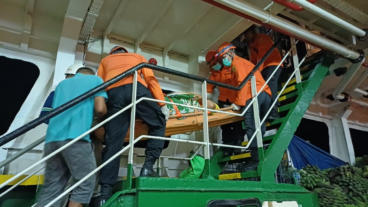 Evakuasi ibu hamil dari KM Ambu-ambu oleh Basarnas Padang. (dok. istimewa)