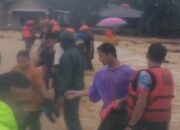 Evakuasi korban banjir di Kuranji. (dok. istimewa)