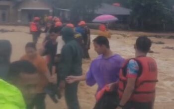 Evakuasi korban banjir di Kuranji. (dok. istimewa)