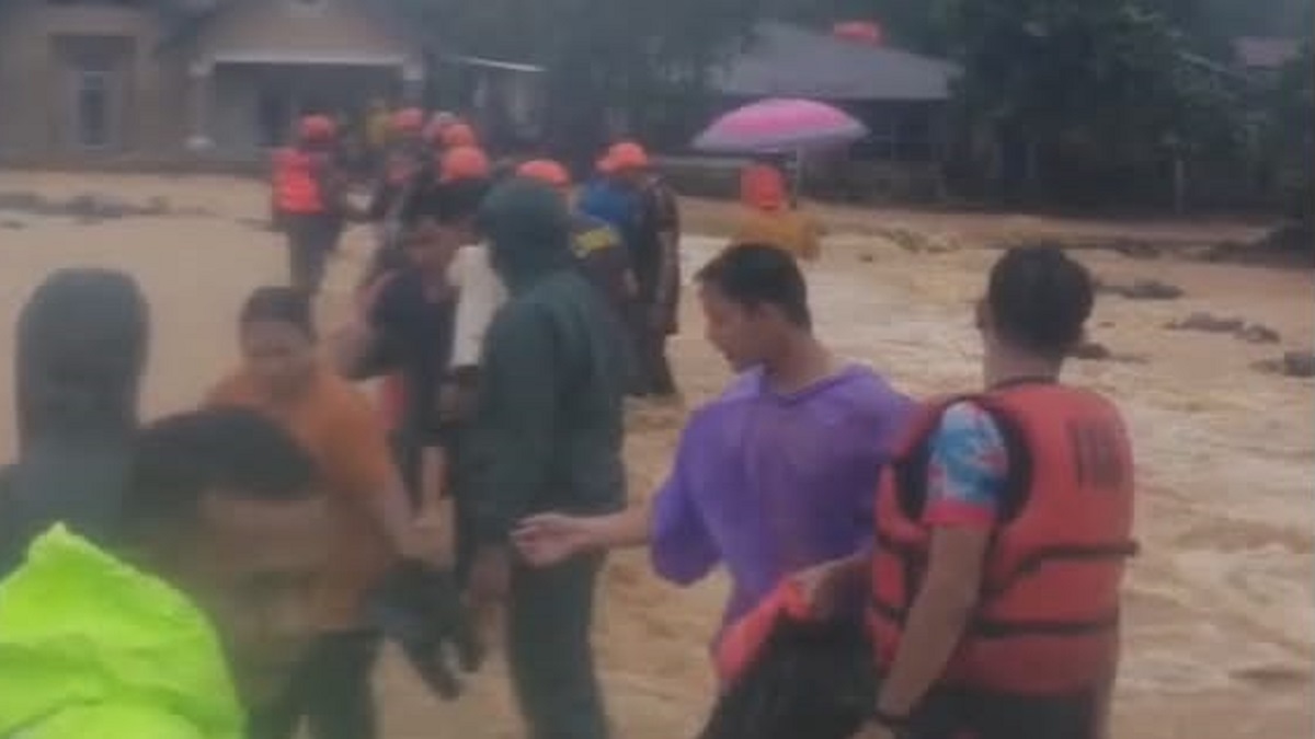 Evakuasi korban banjir di Kuranji. (dok. istimewa)