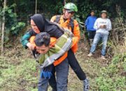 Evakuasi lansia yang dilaporkan hilang di Agam. (dok. istimewa)
