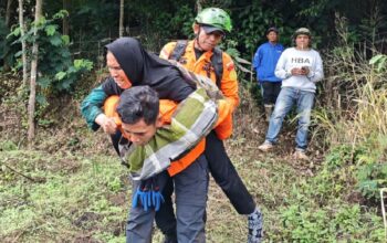 Evakuasi lansia yang dilaporkan hilang di Agam. (dok. istimewa)