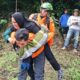 Evakuasi lansia yang dilaporkan hilang di Agam. (dok. istimewa)