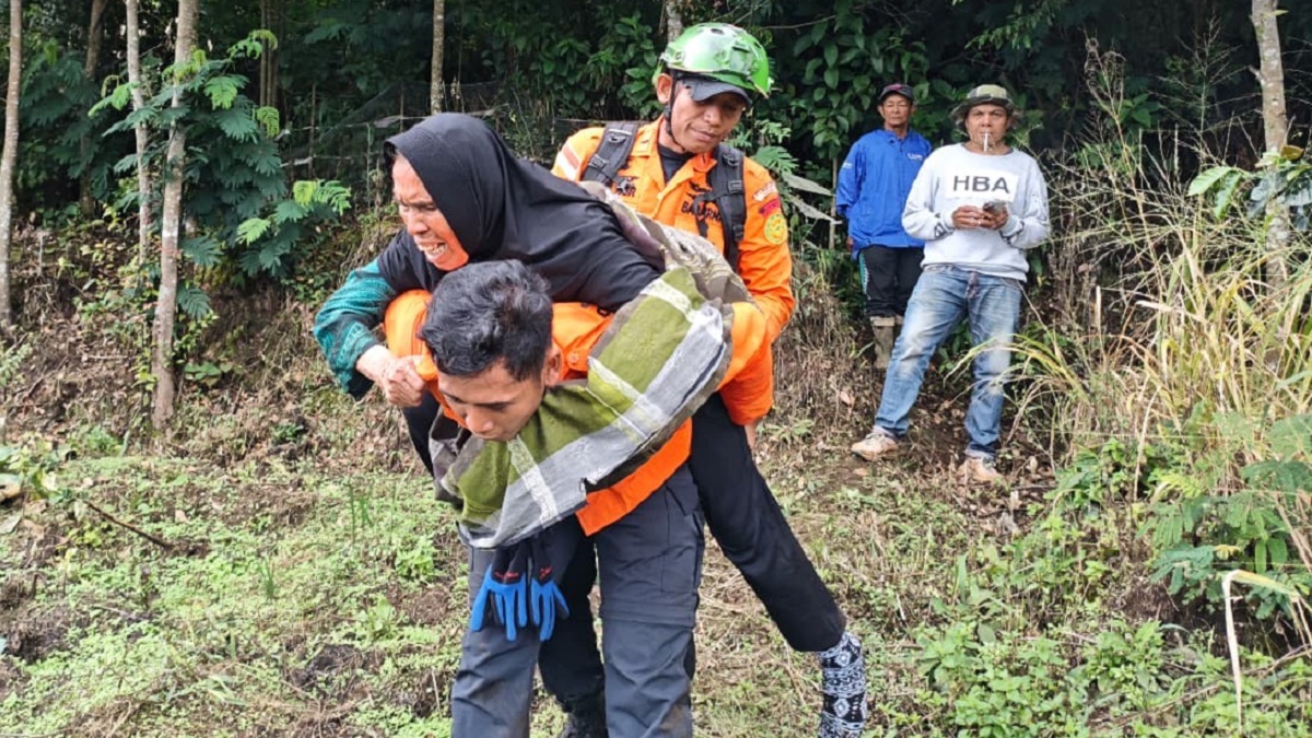 Evakuasi lansia yang dilaporkan hilang di Agam. (dok. istimewa)