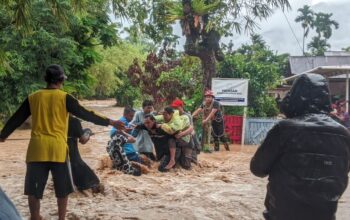 Evakuasi warga terjebak banjir di Kuranji. (dok. istimewa)