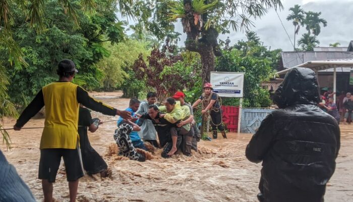 Satpol PP Padang Evakuasi Warga yang Terjebak Banjir di Kuranji