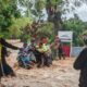 Satpol PP Padang Evakuasi Warga yang Terjebak Banjir di Kuranji
