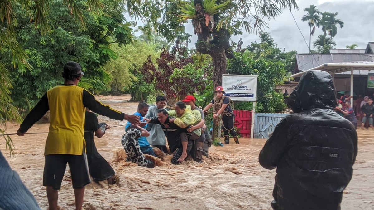Evakuasi warga terjebak banjir di Kuranji. (dok. istimewa)