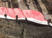 Peringati HUT RI ke-81, Sang Saka Merah Putih Berkibar di Tebing Lembah Harau