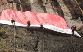 Peringati HUT RI ke-81, Sang Saka Merah Putih Berkibar di Tebing Lembah Harau